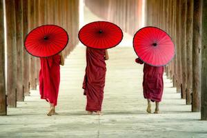 myanmar a parte traseira do monge novato andando no pagode bagan mandalay marco turístico da ásia. foto