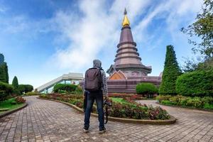 mochileiro ou fotógrafo fotografando no local stupa turismo marco doi inthanon chiang mai foto