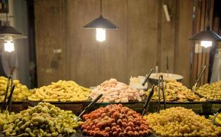 frutas em conserva em comida de rua ambulante de chiang khan loei na Tailândia. foto