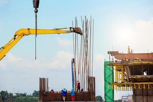 trabalhador de canteiro de obras e retroescavadeira foto