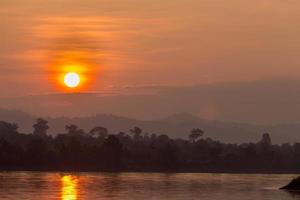 nascer do sol no rio mekong entre thai - laos, bela paisagem pela manhã foto