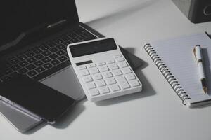 escritório couro escrivaninha mesa com calculadora e caneta. topo Visão com cópia de espaço foto