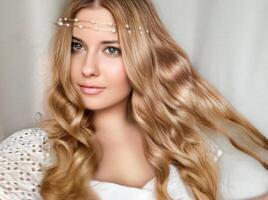 lindo nupcial olhar, noiva com grandes cabelo, vestindo pérola tiara jóias e beleza inventar, Loiras mulher com encaracolado Penteado, face retrato para Casamento e moda estilo foto