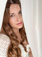 lindo nupcial olhar, noiva com grandes cabelo, vestindo pérola tiara jóias e beleza inventar, mulher com encaracolado Penteado, face retrato para Casamento e moda estilo foto