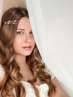 lindo nupcial olhar, noiva com grandes cabelo, vestindo pérola tiara jóias e beleza inventar, mulher com encaracolado Penteado, face retrato para Casamento e moda estilo foto