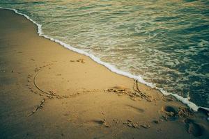 coração desenhar areia amor foto