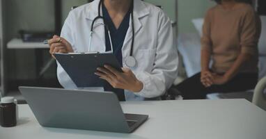 fêmea médico explicando para paciente resultados do modelo a processo do pacientes. diagnóstico do doenças para modelo interno órgão. foto