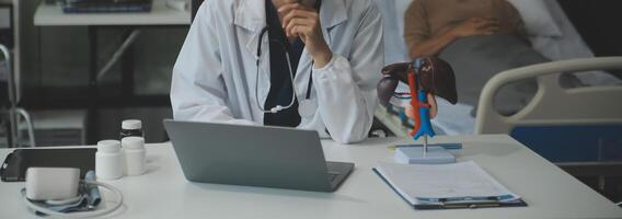 fêmea médico explicando para paciente resultados do modelo a processo do pacientes. diagnóstico do doenças para modelo interno órgão. foto