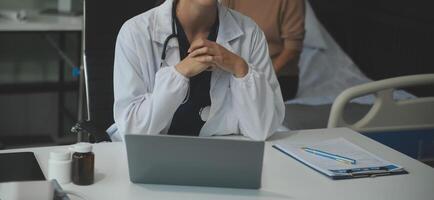 fêmea médico explicando para paciente resultados do modelo a processo do pacientes. diagnóstico do doenças para modelo interno órgão. foto