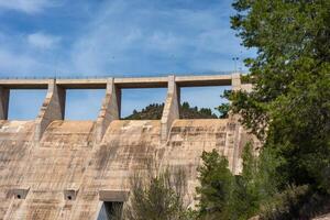 frente inferior Visão do uma seco concreto rio barragem com árvores Próximo para isto foto