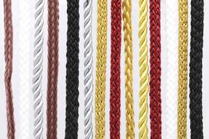 multicolorido vertical trançado corda. foto