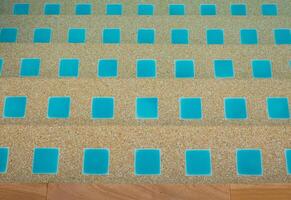 padronizar do cerâmico azulejos decorado em passos conduzindo para dentro a ao ar livre natação piscina foto