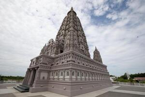 Buda maha cetiya às panyanantaram têmpora, klong luang, pathumtani província, tailândia. foto