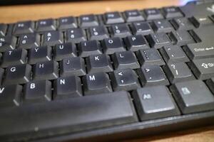 uma Preto computador teclado, levemente empoeirado foto