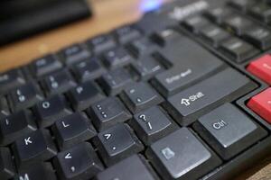 uma Preto computador teclado, levemente empoeirado foto