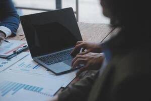 co conferência de trabalho, reunião da equipe de negócios presente, colegas investidores discutindo os dados do gráfico financeiro do novo plano na mesa do escritório com laptop e tablet digital, finanças, contabilidade, investimento. foto