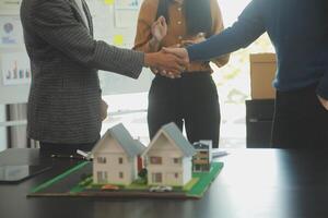 equipe do arquiteturas e empresários discutindo e debate em chão plano modificação para real Estado investimento e habitação desenvolvimento projeto foto