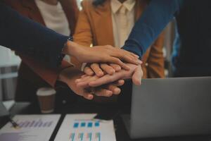 equipe do jovem ásia empreendedores e comece ter o negócio encontro e encorajando cada de outros para Boa espírito energia para realizar bem sucedido marketing plano conceito foto