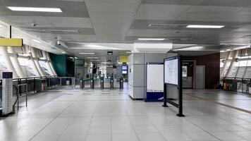 lrt Jacarta trem estação interior visualizar. Indonésia público transporte. bekasi, Indonésia, abril 22, 2024 foto