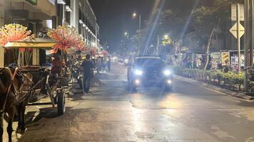 Delman esperando para turista, pára às velho cidade rua. Delman é uma tradicional cavalo transporte. Jacarta, Indonésia, pode 1, 2024 foto