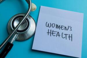 conceito do mulheres saúde escrever em pegajoso notas isolado em de madeira mesa. foto
