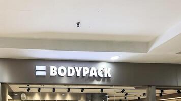 bodypack marca varejo fazer compras logotipo tabuleta em a montra dentro a compras shopping center. bekasi, Indonésia, pode 1, 2024 foto