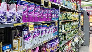 detergentes para lavanderia limpeza em supermercado prateleira. foto