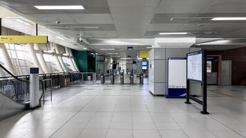 lrt Jacarta trem estação interior visualizar. Indonésia público transporte. bekasi, Indonésia, abril 22, 2024 foto