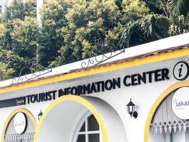 turista em formação Centro cabine às a Entrada do Jacarta cidade. Jacarta, Indonésia, pode 1, 2024 foto