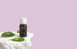 Cosmético produtos, aromático óleo em uma pódio fez do pedra e verde folhas em uma Rosa fundo. aromaterapia foto