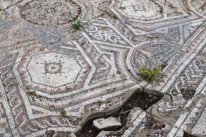 1 cerâmico mármore mosaico. concreto produtos coberto com pequeno cerâmico azulejos foto