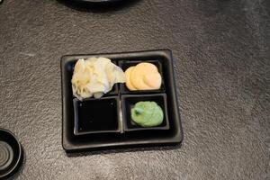 em a mesa dentro uma Sushi restaurante é uma prato do tradicional japonês cozinha. foto