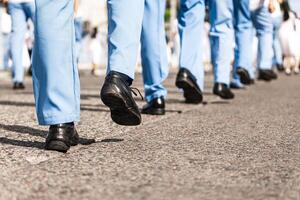pés do uniformizado homens marcha dentro uma parada. foto