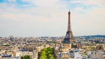 uma lindo cenário do a eiffel torre dentro Paris, a capital do França, com uma Maravilhoso fundo dentro Maravilhoso natural cores foto
