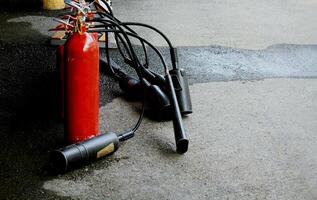 muitos vermelho fogo extintor colocar em a chão depois de fogo supressão incidente ou preparar a fogo situação com cópia de espaço. foto