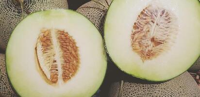 fresco dois metade do Cantalupo Melão para venda às fruta mercado dentro vintage cor estilo. saudável comendo e orgânico Comida conceito foto