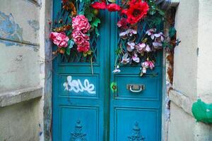 azul colorida porta dentro velho casa foto