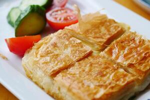 tradicional turco cozinha pastelaria Borek em uma prato foto