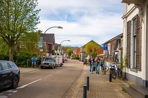 diepenheim, Países Baixos - abril 7, 2024. pessoas sentado às a cafeteria e restaurantes, caminhando em a rua do Vila diepenheim em a norte oeste costa do Holanda. Alto qualidade foto