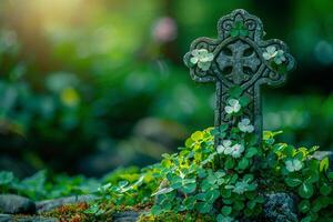 céltico Cruz adornado com trevos, representando a fusão do cristão e irlandês pagão tradições em st. patrick's dia foto