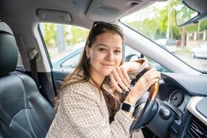 retrato do jovem mulher dentro carro interior. a carro Como uma Lugar, colocar dentro que uma significativo parte do pessoas vidas passes foto