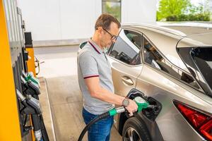 a motorista preenche acima caro Gasolina dentro self-service o preenchimento estação dentro Europa foto