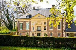 diepenheim, Países Baixos - abril 7, 2024. histórico castelo huis diepenheim dentro província overijssel dentro cidade diepenheim dentro Holanda. Alto qualidade foto