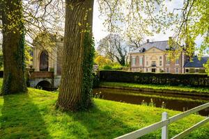 diepenheim, Países Baixos - abril 7, 2024. histórico castelo huis diepenheim dentro província overijssel dentro cidade diepenheim dentro Holanda. Alto qualidade foto