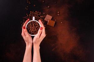 sementes de café perfumado em um fundo escuro de concreto foto
