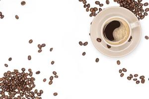 xícara de café e grãos de café em um fundo branco com ritmo de cópia para seu texto foto