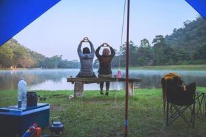 casais asiáticos de homens e mulheres estão felizes com o turismo, acampando. viajar acampar à beira do lago, viajar pela natureza. viajar relaxar, Tailândia. foto