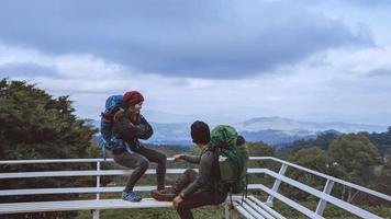 casais asiáticos viajam pela natureza nas montanhas em winter.travel relax. campo de toque natural em doi inthanon, na tailândia. foto