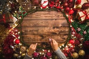 Natal greeting card.christmas plana leiga composição, decorações do feriado, presentes da árvore de Natal no fundo de madeira com espaço de cópia para o seu texto.