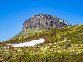 incrível pico de montanha em veslehodn veslehorn hydnefossen cachoeira hemsedal norway. foto